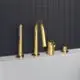 Armatur mit vier Anschlüssen in Brushed Gold-Finish von Ideal Standard. Enthält Auslauf, Handbrause und Umsteller, montiert auf einer weißen Badewanne.